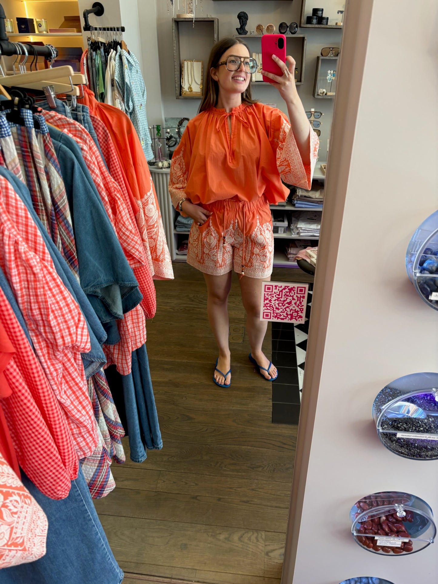 Steffi – Oranje short met bloemenprint dames
