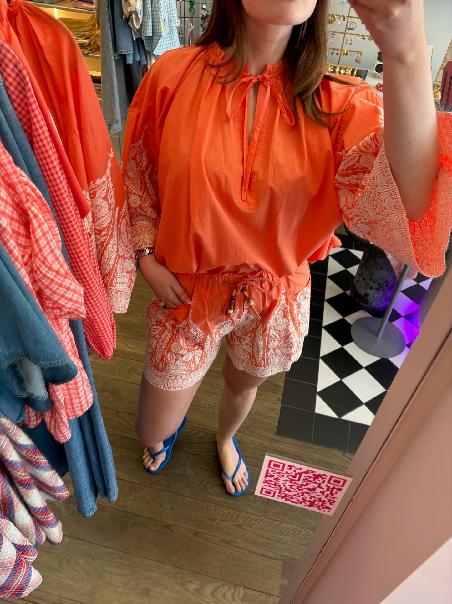 Steffi – Oranje bloes met geborduurde bloemenprint dames