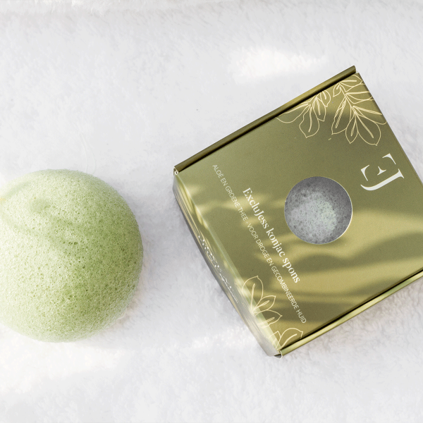 Aloe and green tea konjac sponge