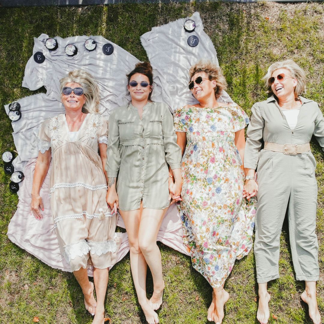 Black manifest candle 444