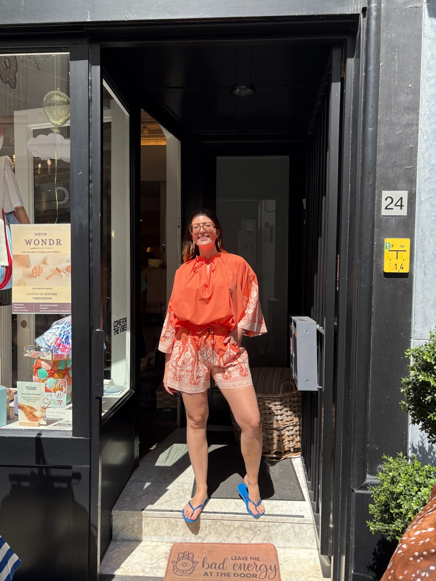 Steffi – Oranje short met bloemenprint dames