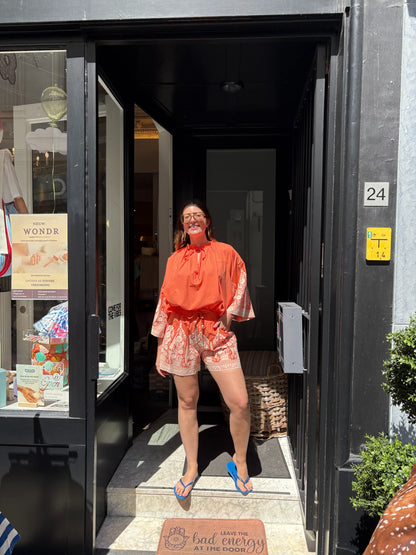 Steffi – Oranje short met bloemenprint dames