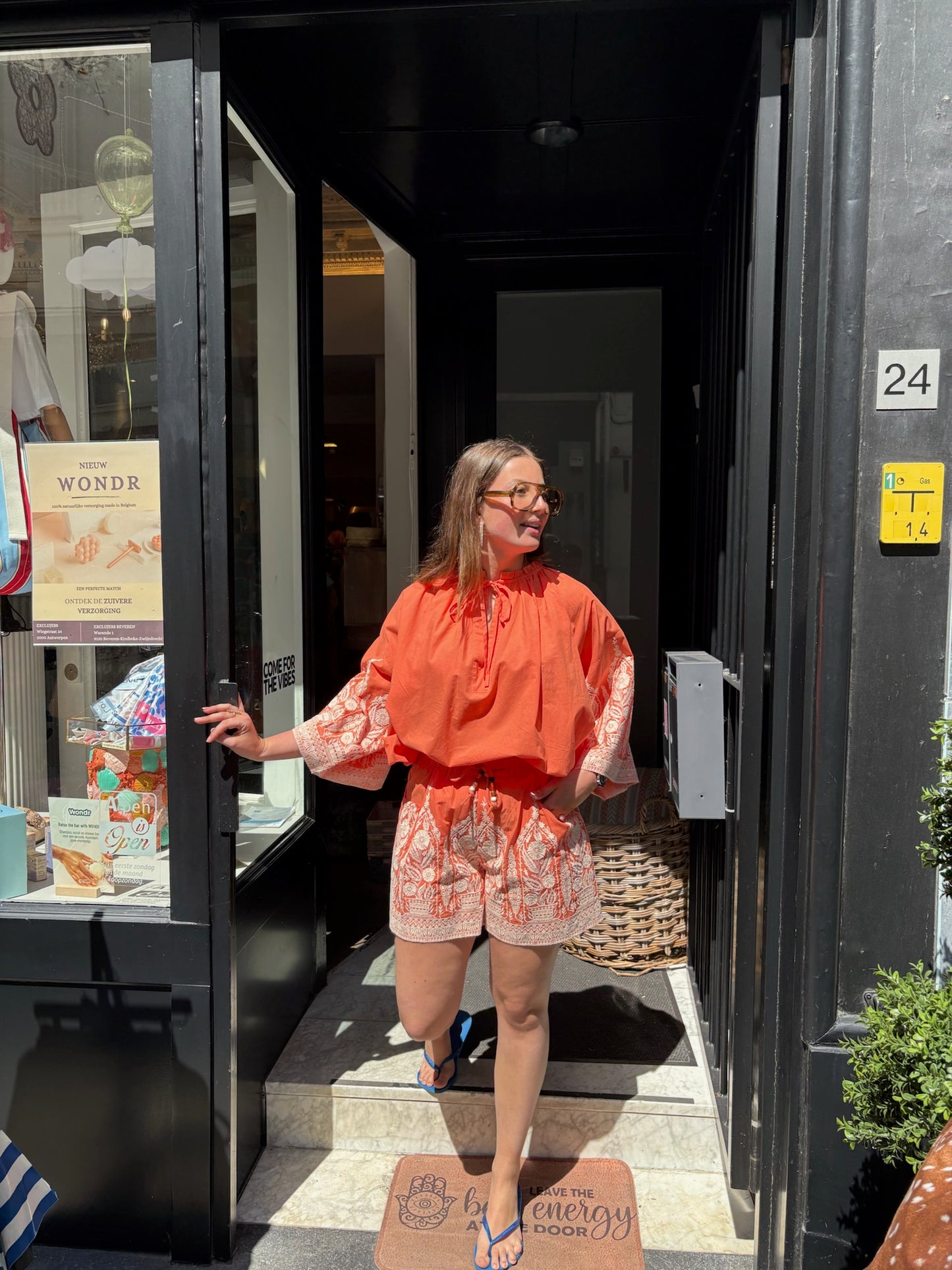 Steffi – Oranje short met bloemenprint dames