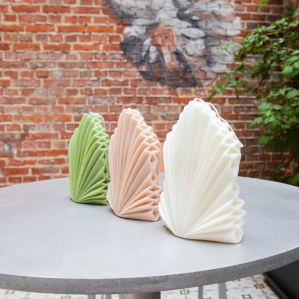 Palm spear shell candle green: sea salt & sage