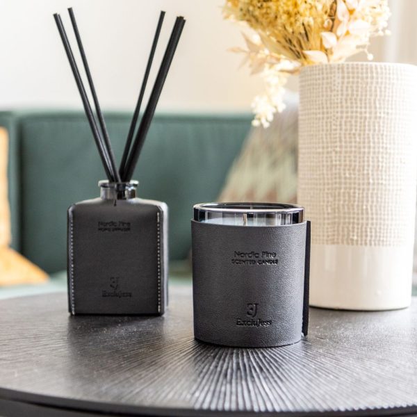 Premium leather scented candle – Nordic pine